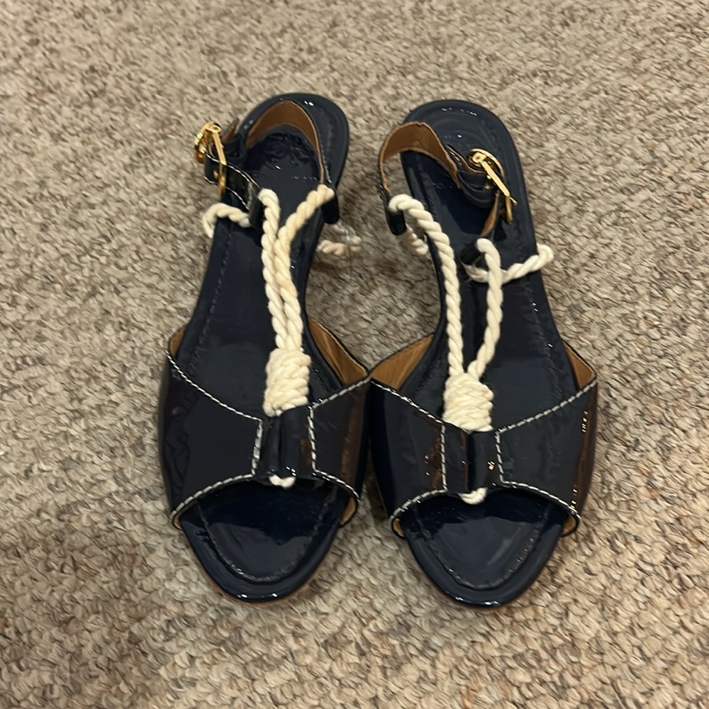 Tory Burch Navy Patent Leather Rope Strap Sandals with Gold Logo - Picture 3 of 8